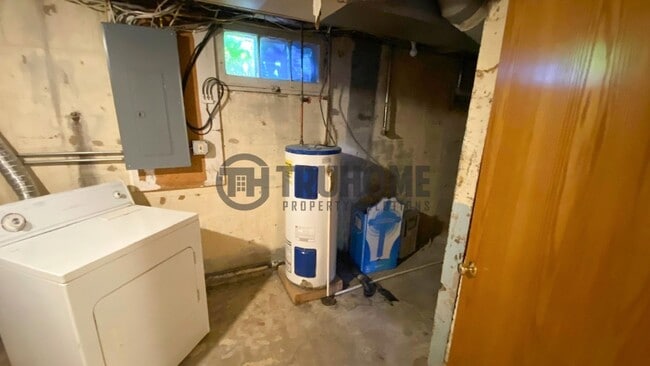 Building Photo - Spacious 5-Bedroom Home – Pet-Friendly and...