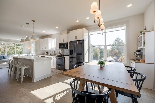 Building Photo - Luxury Living with amazing views!
