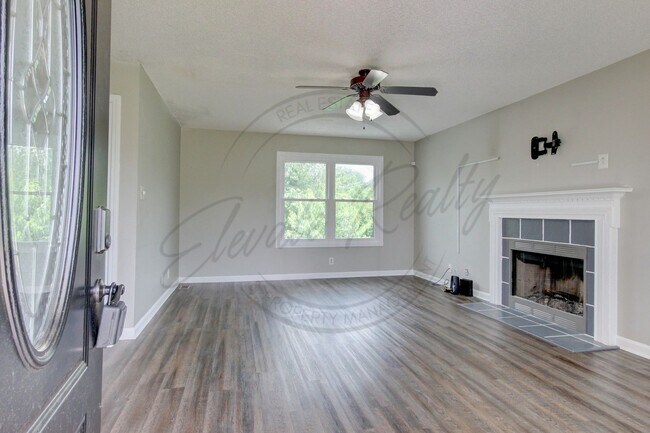 Building Photo - Three Bedroom On One Acre Lot in Clarksvil...