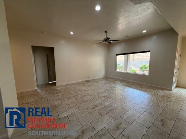 Building Photo - Home in Painted Desert