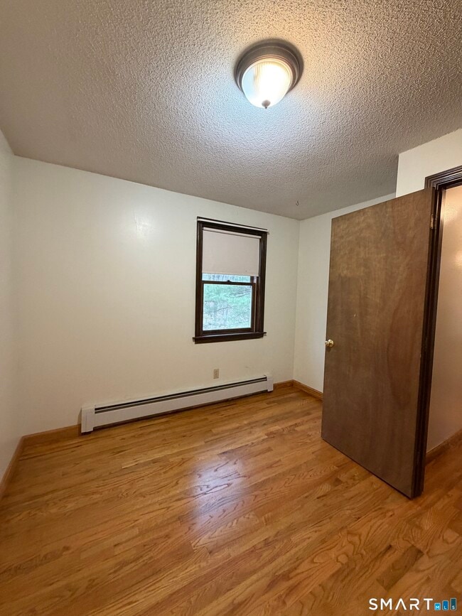 Building Photo - 8 Brook Ln