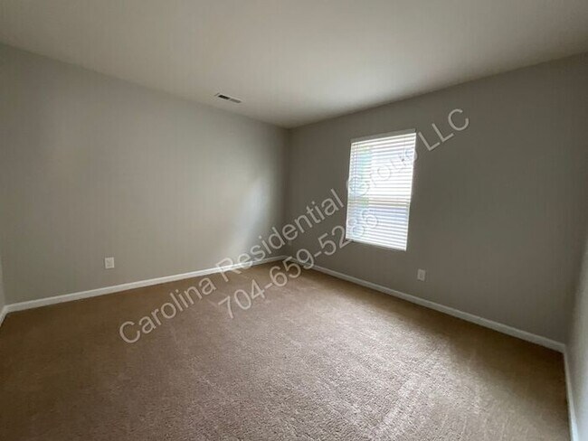 Building Photo - 9143 Magnolia Lily Ave