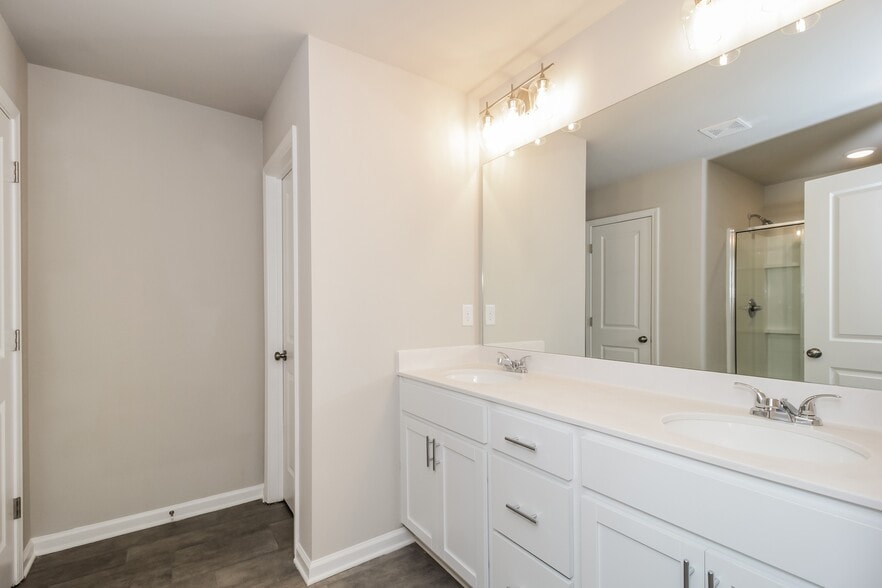 Building Photo - 807 Calvin Pk Dr