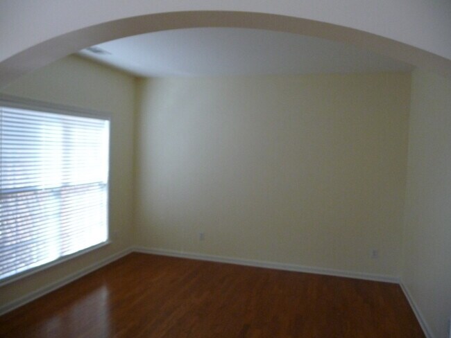 Building Photo - Executive Home!