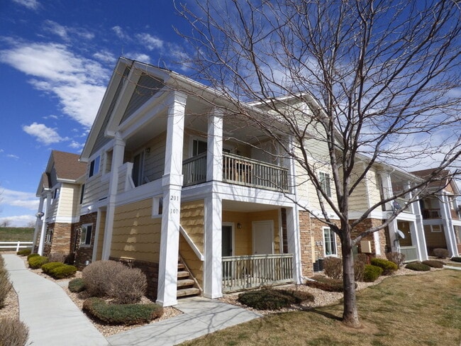 Building Photo - ***MOVE IN SPECIAL*** 2 WEEKS FREE -MUST SEE 2 Bed/2 Bath Condo in the Lakeshore at Centerra!