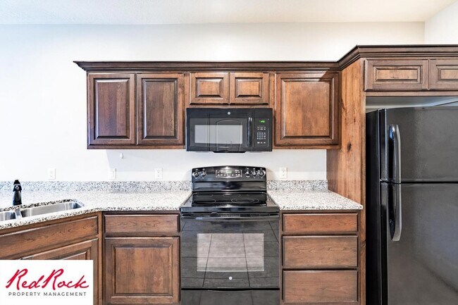 Building Photo - Cozy Townhome with Community Pool