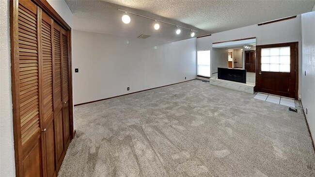 Building Photo - 4723 Hemlock Ln