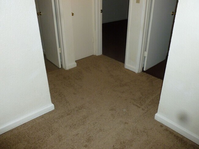 Building Photo - 2 bedroom 1 bathroom unit