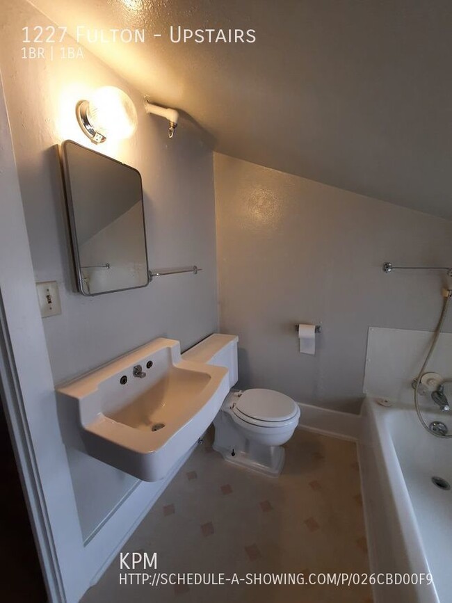 Building Photo - 1 BEDROOM | 1 BATH | ATTIC APARTMENT | CEN...