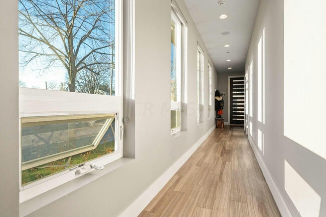 Building Photo - 484 E Kossuth St