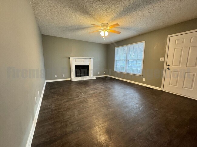 Building Photo - Newly Renovated 4 Bedroom 2 Bathroom