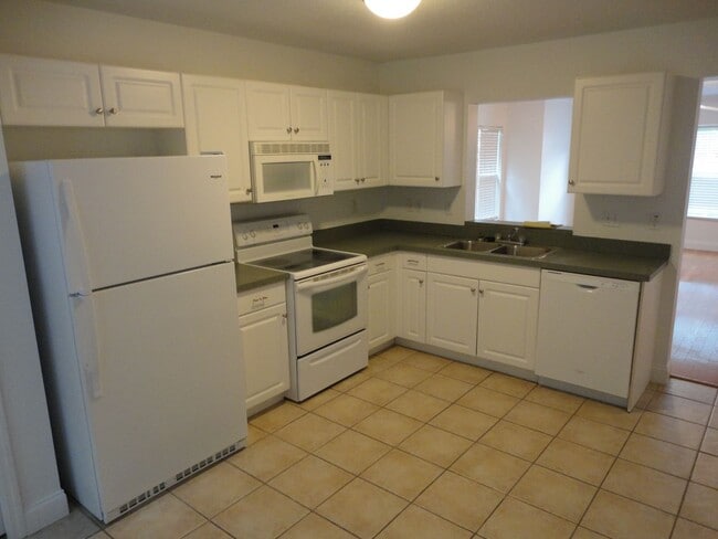 Building Photo - Beautiful 2 Bedroom, 2.5 Bath Condo in Desirable Isabella Park