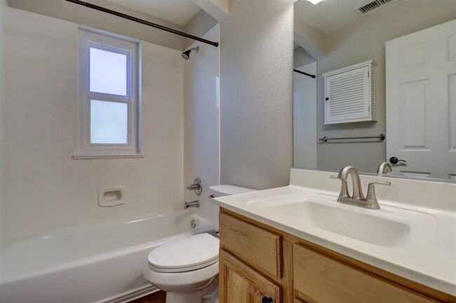 Building Photo - Immaculate 3 bedroom, 2 bath home in Presc...