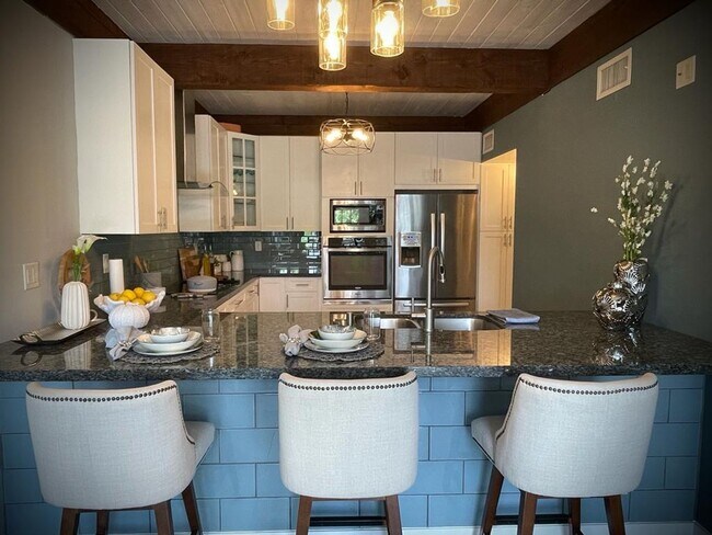 Building Photo - 605 Kensington Pl