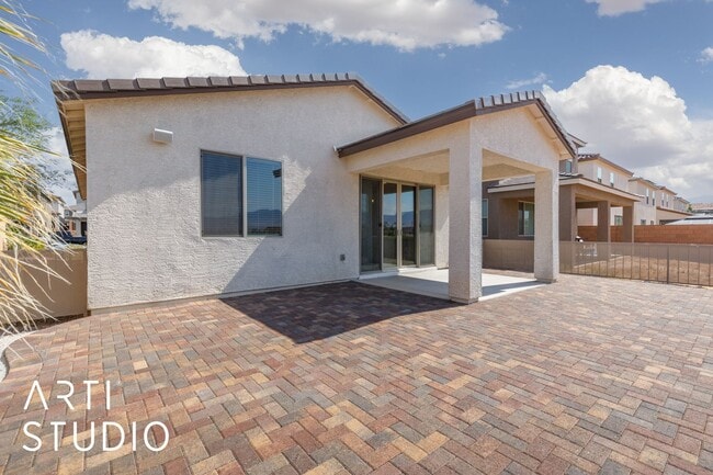 Building Photo - Beautiful Home on Parliament Pt With Spect...