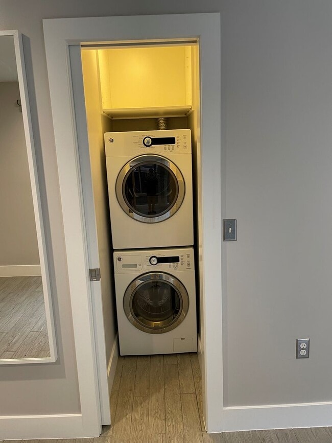 Building Photo - Logan Circle Beautifully Renovated Studio ...