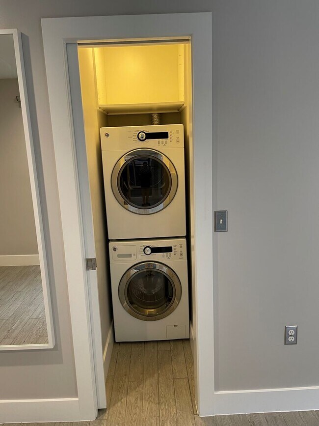 Building Photo - Logan Circle Beautifully Renovated Studio Apartment