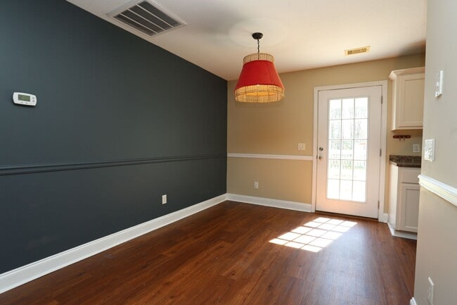 Building Photo - 3 Bedroom House close to Town!