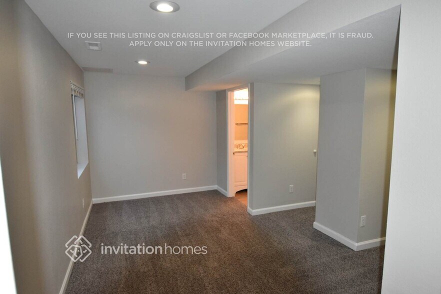 Building Photo - 3875 S Quemoy Ct