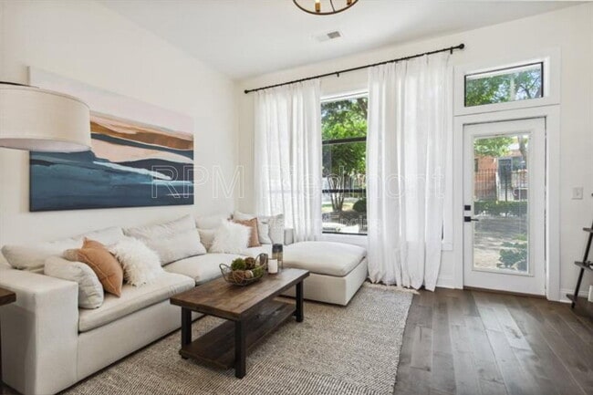 Building Photo - 174 Chester Ave SE