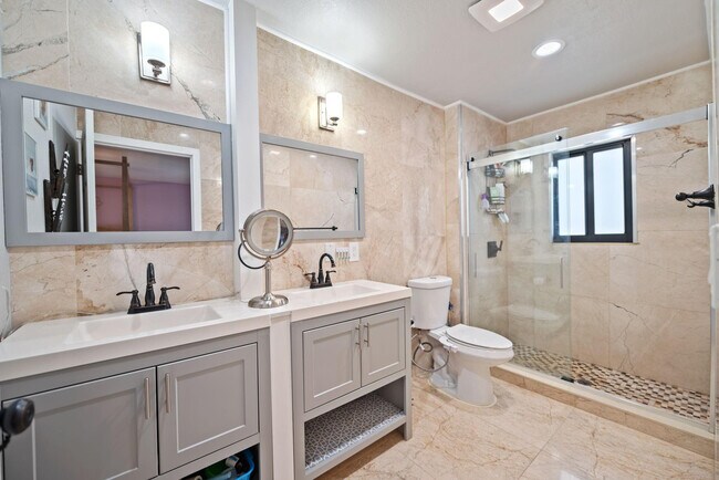 Building Photo - 6187 Laurel Ln