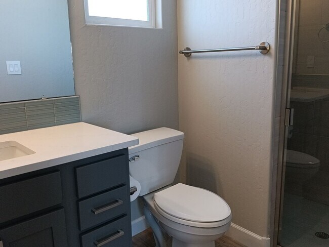 Building Photo - Stunning 4-bedroom, 3.5-bathroom home loca...