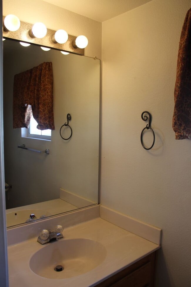 Building Photo - Gated Community~$2,595~ 2 Bed/2.5 Bath End Unit Townhome.