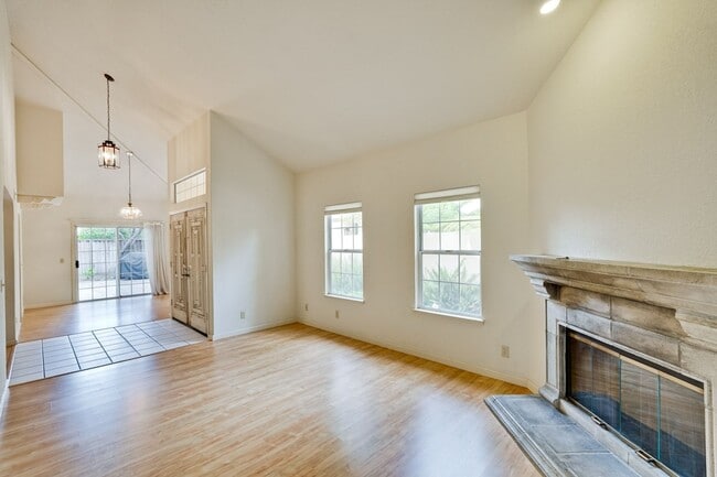 Building Photo - Lovely and spacious 3BR 2.5BA townhouse in...