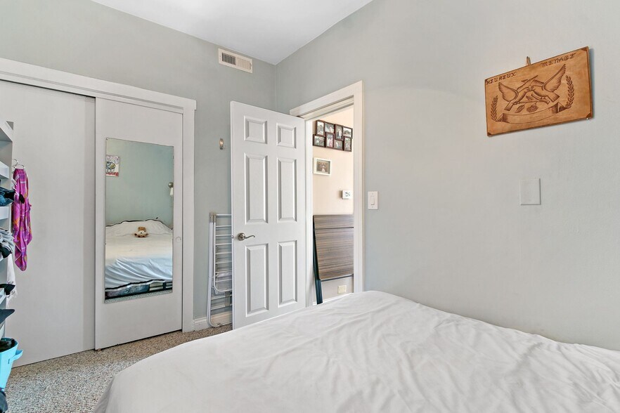 Building Photo - 2842 N Hamlin Ave