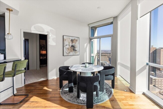 Building Photo - 500 Throckmorton St