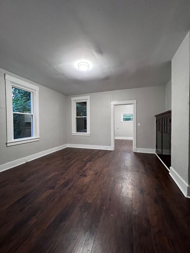 Building Photo - Updated 2BR Townhouse now showing!