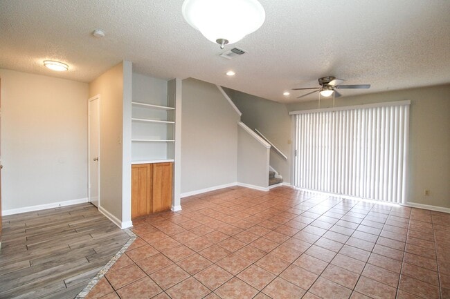 Building Photo - 961 Schertz Pkwy