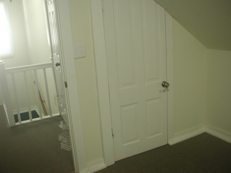 Building Photo - 241 E Ronning Ave