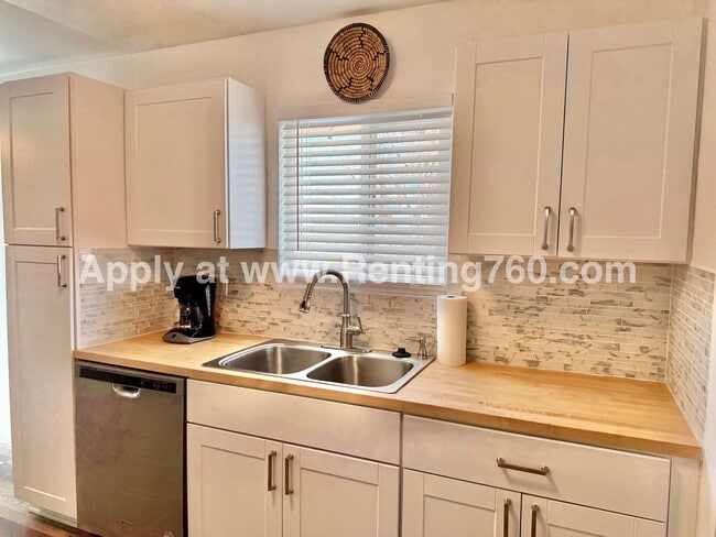 Building Photo - Furnished or Unfurnished Home With Incredi...