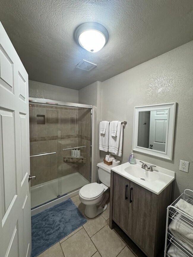 Building Photo - FURNISHED OR UNFURNISHED 5 BEDROOM 3 BATH HOME WITH POOL