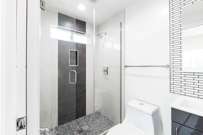 Building Photo - 756 N Ridgewood Pl