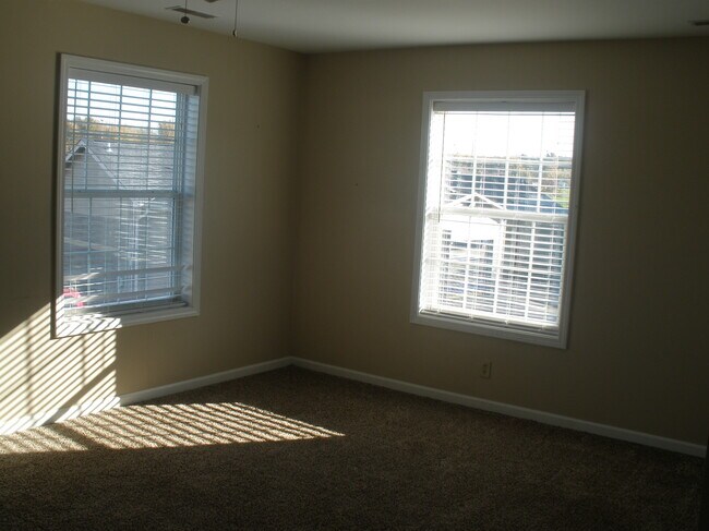 Building Photo - 1014 Hospital Dr