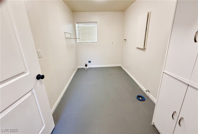 Building Photo - 1100 Dollar St