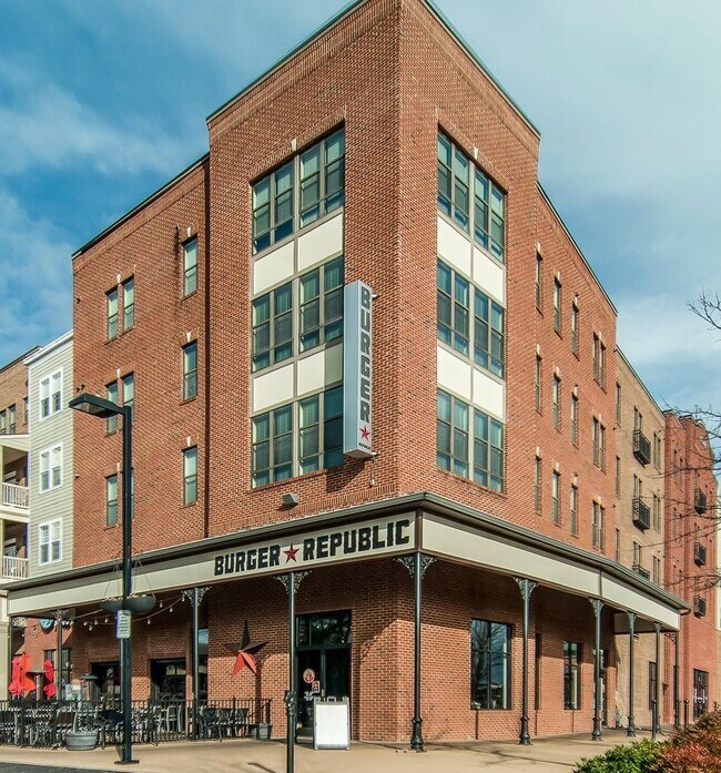 Building Photo - 2 Bedroom Condo in Lenox Village