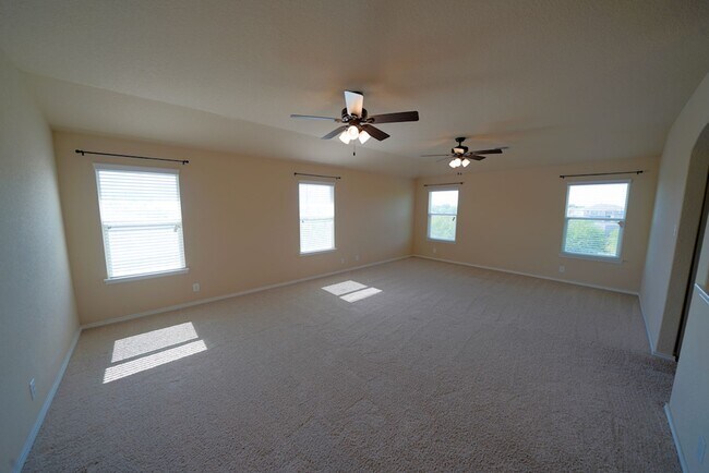 Building Photo - Gorgeous Selma Living with a Inground Pool! Realtor Commission: $625
