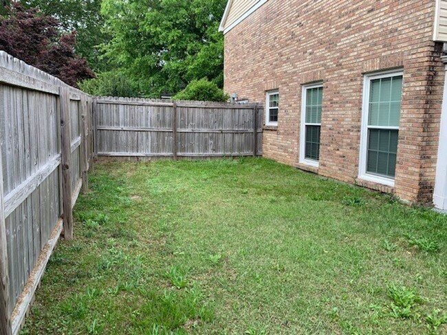 Building Photo - Lot of Updates 3/2.5 Close to USA