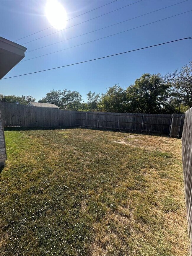 Building Photo - 3102 B Stonewall Dr