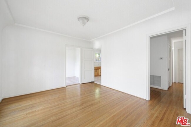 Building Photo - 2634 Lakewood Ave N