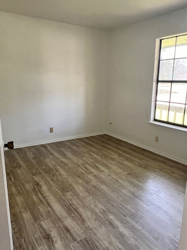Building Photo - 3 bed 2 bath, established neighborhood