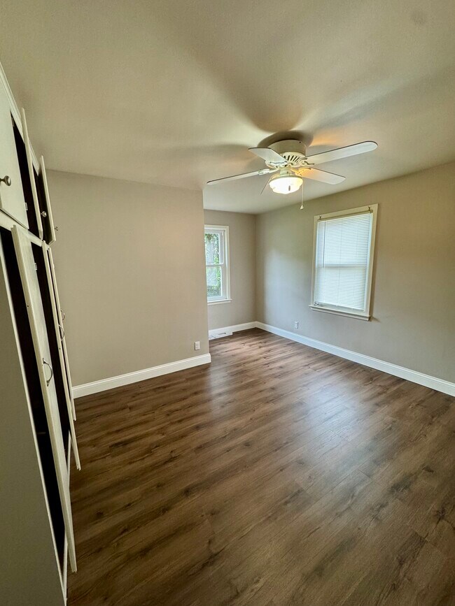 Building Photo - 923 Dickson Pky