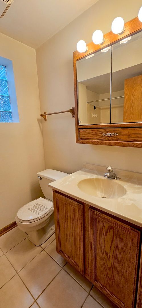 Building Photo - 2958 S Archer Ave