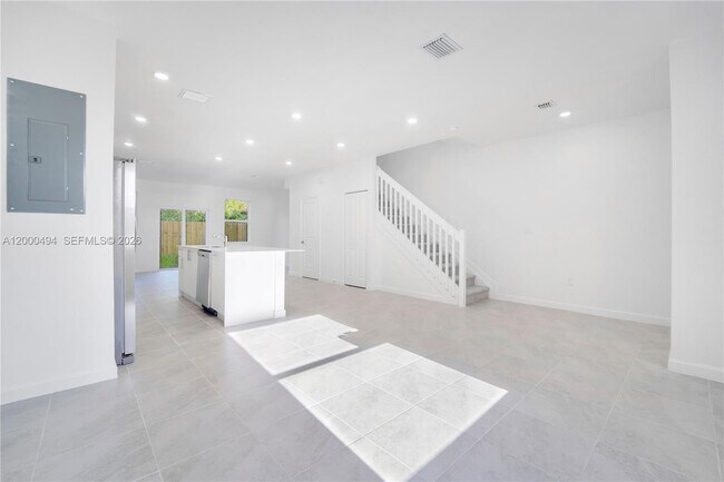 Building Photo - 250 10th Ct