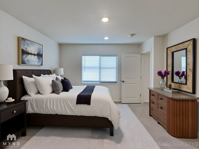 Building Photo - 282 S Oak St