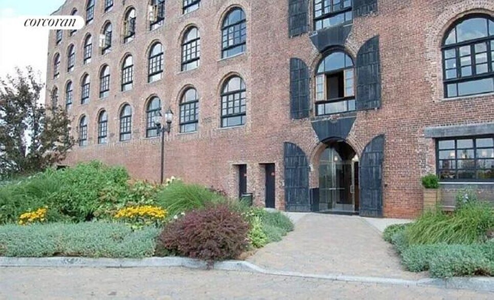 Building Photo - 275 Conover St