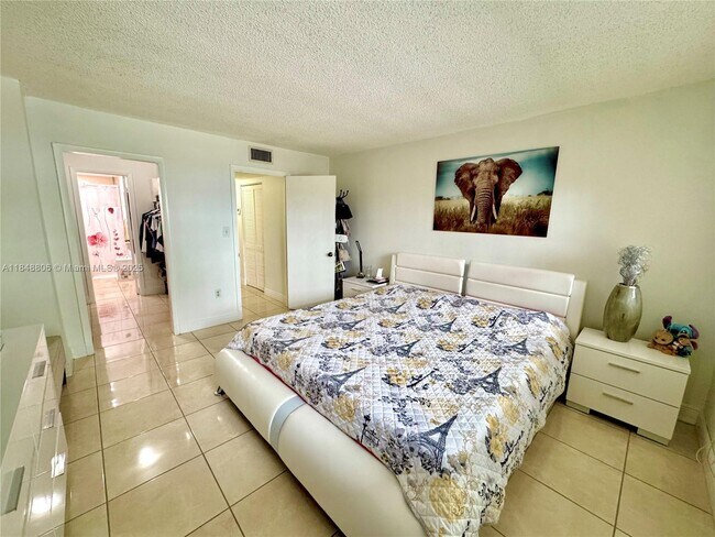Building Photo - 9357 Fontainebleau Blvd